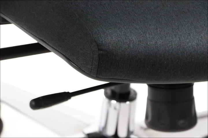 Ergonomiczny fotel biurowy obrotowy do biura i home office AKCENT/F czarny podstawa chromowana