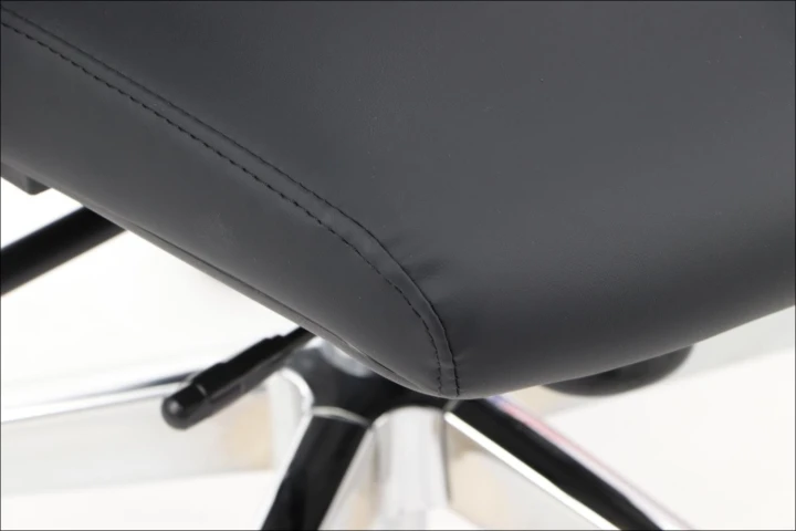 Ergonomiczny fotel biurowy obrotowy do biura i home office AKCENT PU czarny podstawa chromowana